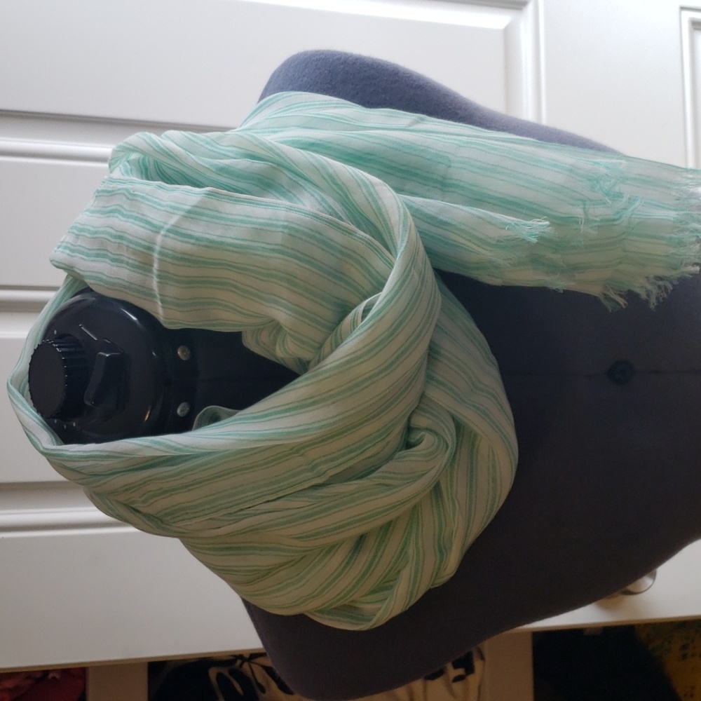 Banana Republic Scarf!🌹 - Picture 2 of 3